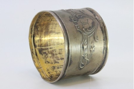 Argola de guardanapo em prata dourada com aplicações envolvendo cartela para monograma.